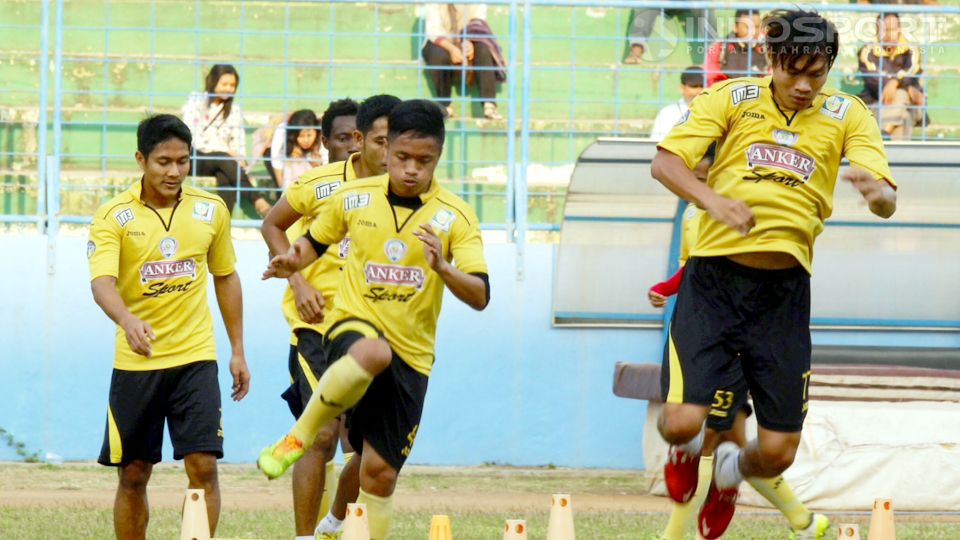 Pemain Arema Cronus berlatih mempersiapkan diri hadapi delapan besar ISL 2014. Copyright: &copy; Ardiyansyah/INDOSPORT